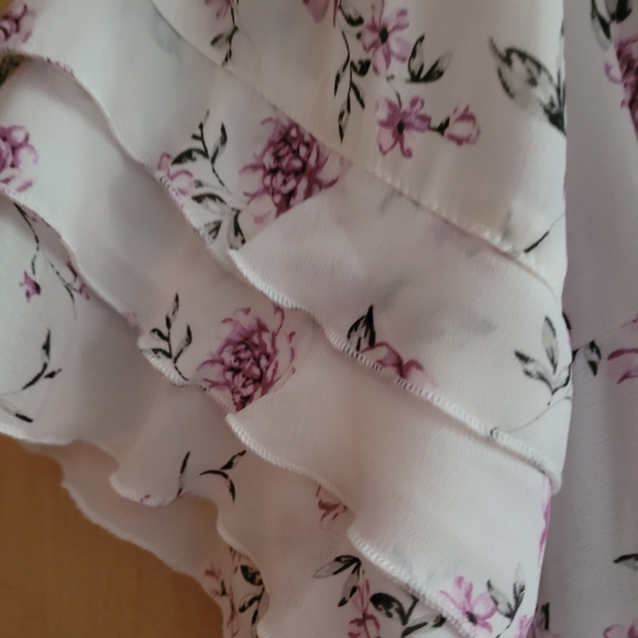 🌹 FROM A SMOKE FREE .🌹DAINTY LIGHT  AIRY, SUMMER BLOUSE. I HAD ELASTIC REMOVAL - Picture 3 of 5